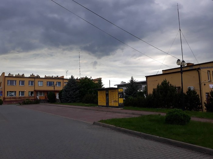 Paczkomat PWW01G Parking po prawej stronie od wjazdu do Urzędu Gminy
