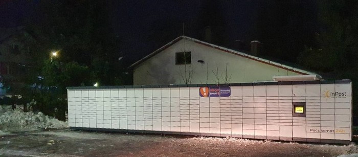 Paczkomat PWX01M Przy parkingu Delikatesy Centrum