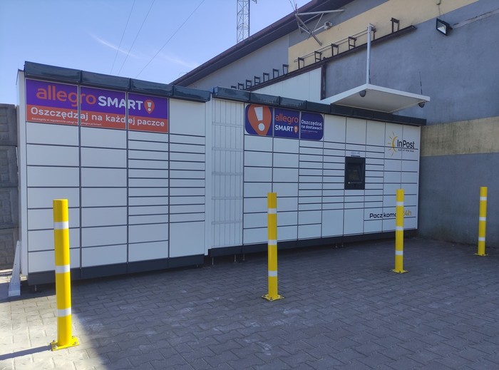 Paczkomat PXC01M Na parkingu przy sklepie "U Darka"