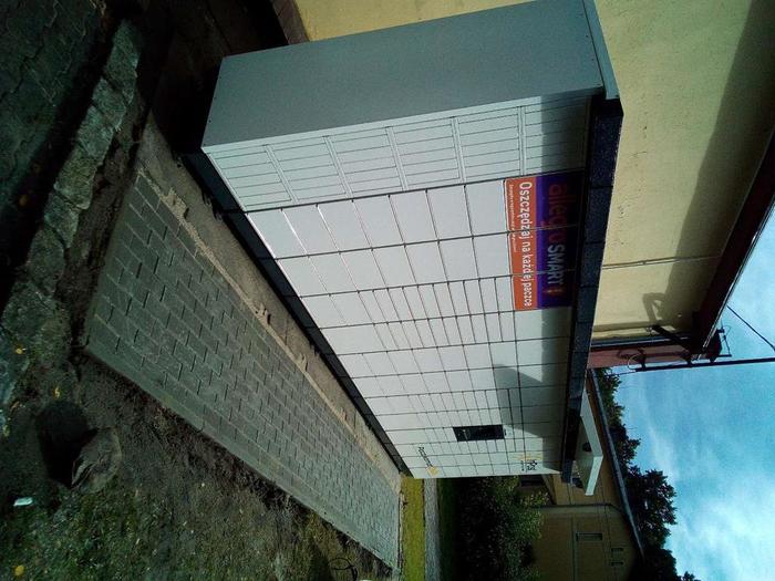 Paczkomat PXR02M przy budynku biblioteki