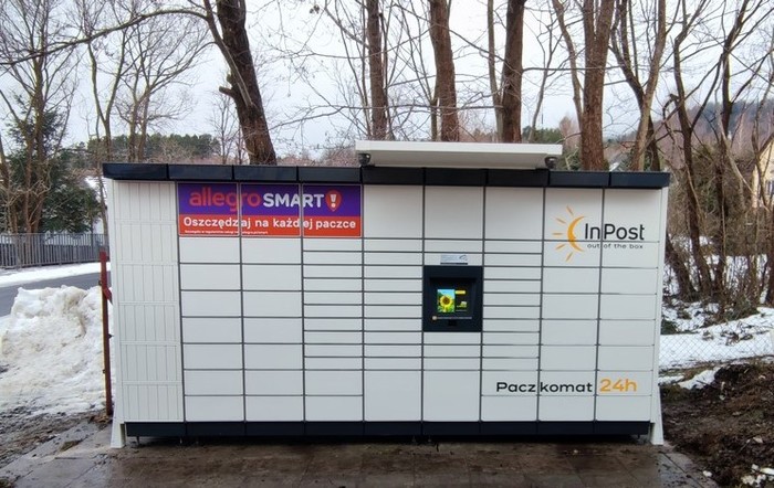 Поштомат PYB01M obok sklepu