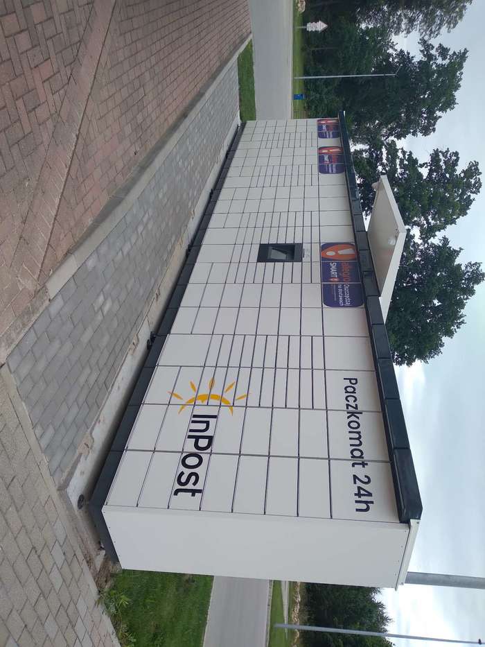 Parcel Locker PYN01M Z tyłu stacji benzynowej.