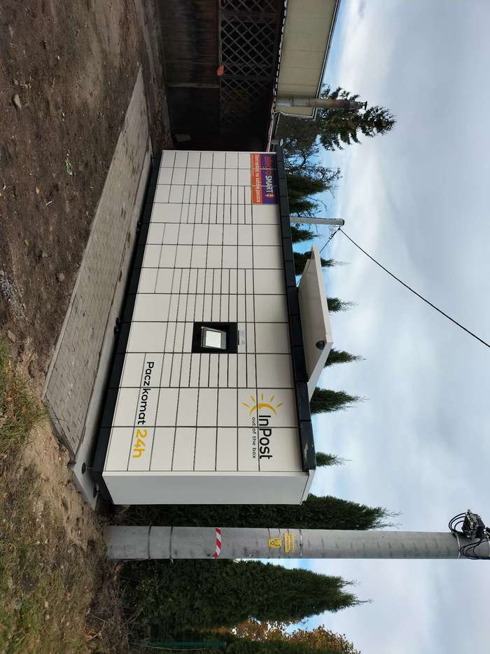 Parcel Locker PYN02M Po prawej stronie od wejścia do sklepu.