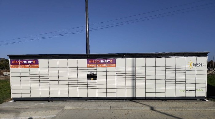 Paczkomat PYS03BAPP na parkingu sklepu LIDL