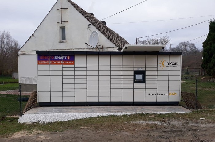 Paczkomat PYX01M przy domu sołtysa