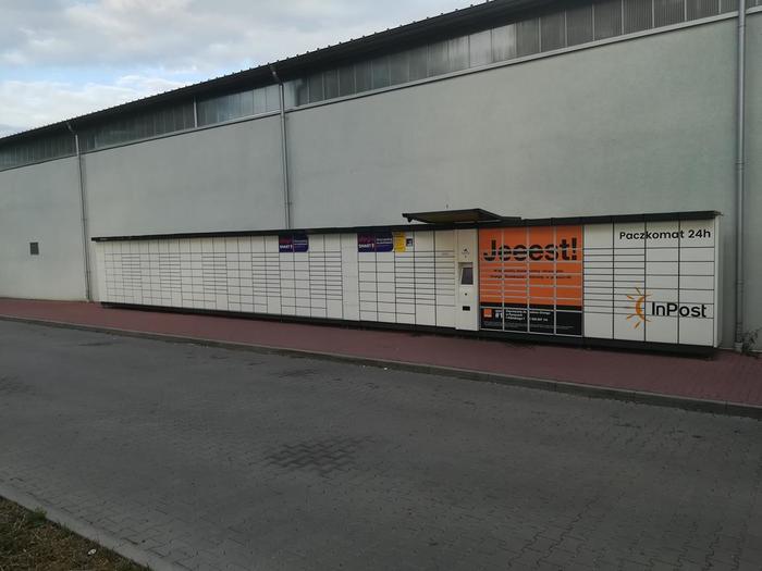 Paczkomat PYZ01A Przy bocznej ścianie marketu Mrówka
