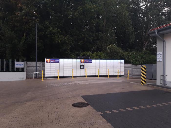 Paczkomat PYZ02M Na parkingu sklepu Lidl