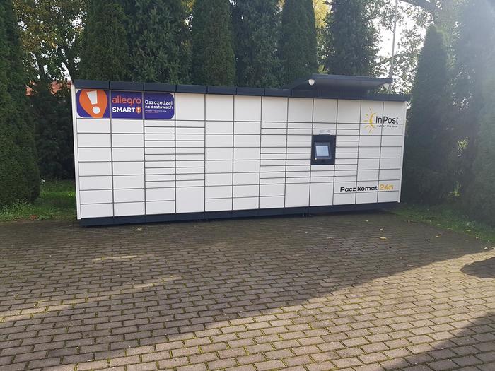 Paczkomat PYZ03M Po prawej stronie budynku stacji paliw HIL-GAZ