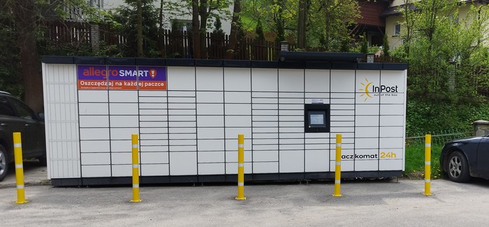Paczkomat PYZY01M W centrum Pyzówki