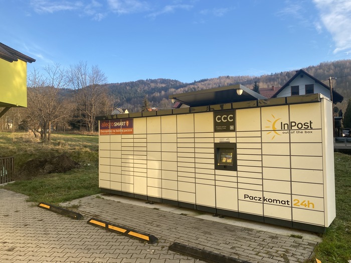 Paczkomat PZB01M Na parkingu obok sklepu
