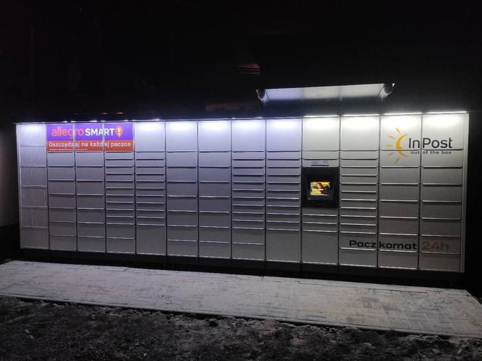 Paczkomat PZB02M na parkingu obok sklepu
