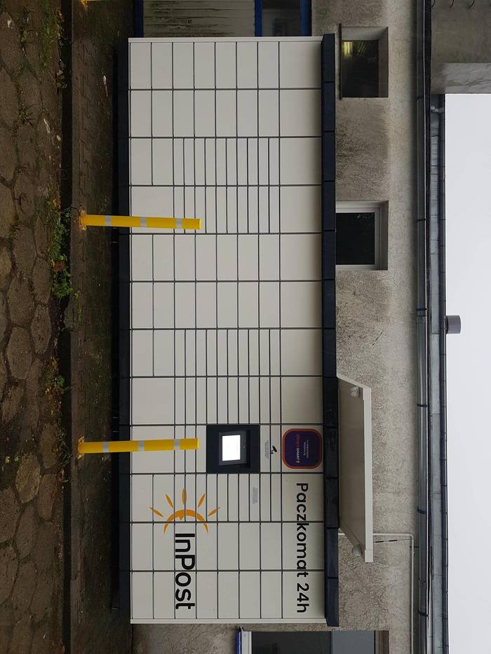 Поштомат PZD01M Na parkingu stacji paliw Moya, obok myjni