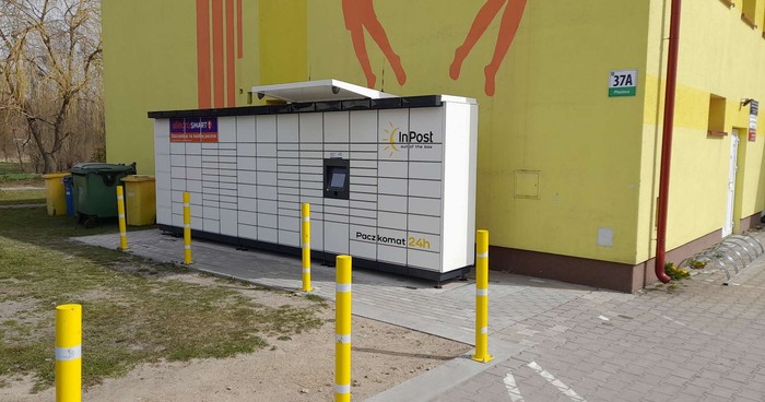 Parcel Locker PZN01M przy hali sportowej