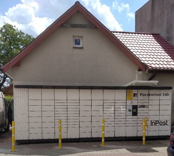 Paczkomat PZR01N Przy sklepie Delikatesy Centrum