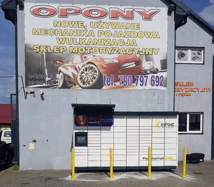 Paczkomat PZR04M Na parkingu zakładu samochodowego