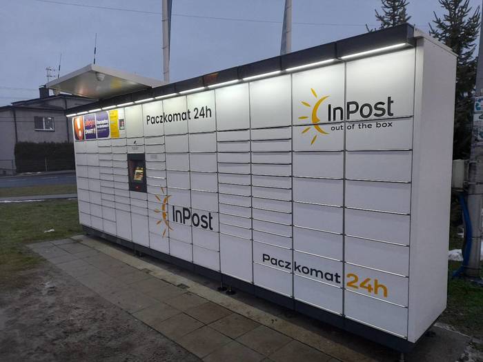 Paczkomat PZS01M Obok dolnego parkingu