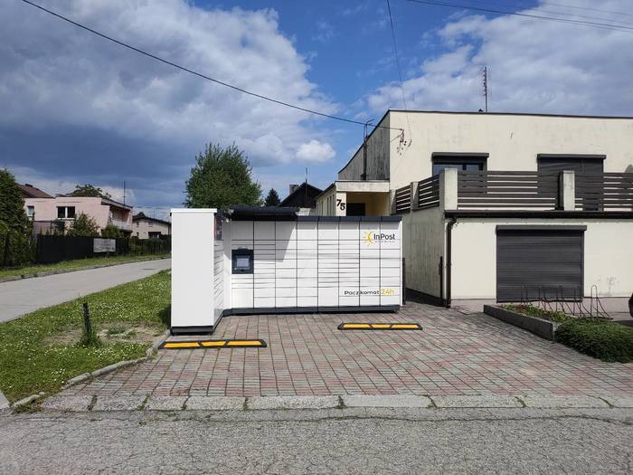 Paczkomat PZS06M Obok sklepu