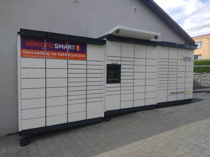 Paczkomat PZS08M Obok sklepu