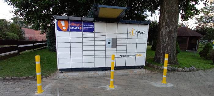 Paczkomat QNC01N obok sklepu
