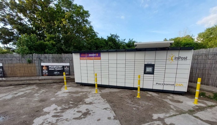Paczkomat QRL01M Parking przy sklepie
