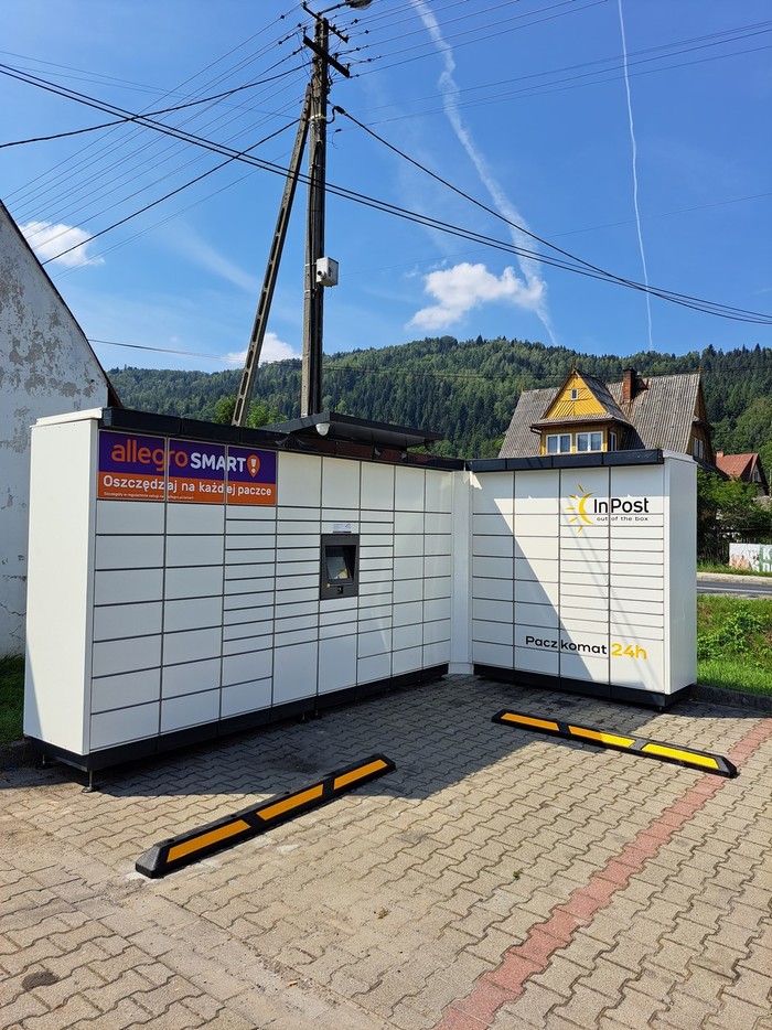 Parcel Locker QSK01M Ogólnodostępny parking przy głównej drodze (obok sklepu Groszek)