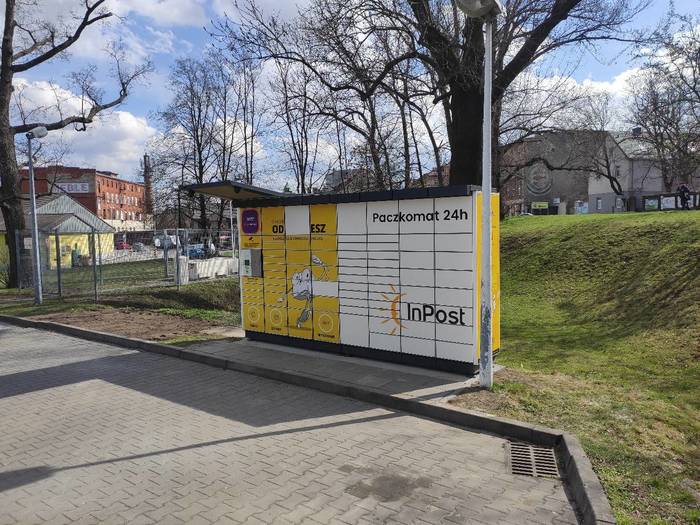 Paczkomat RAC01N obok stacji