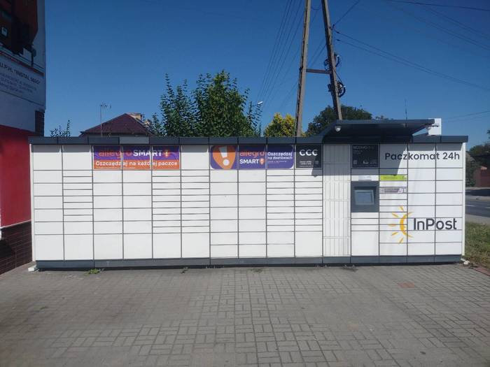 Parcel Locker RAC04M obok wejście głównego do sklepu