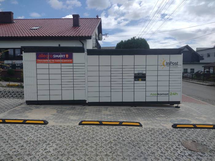 Paczkomat RAC05BAPP na parkingu przy Pizzerii Pod Starą Remizą