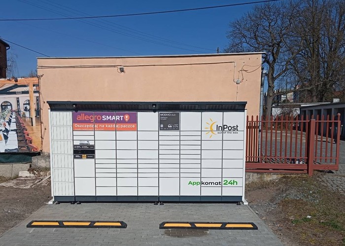 Parcel Locker RAC06BAPP na parkingu przy Zajeździe Malibu