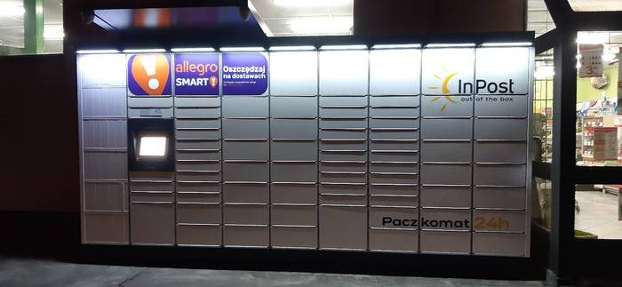 Paczkomat RAC06M obok Społem