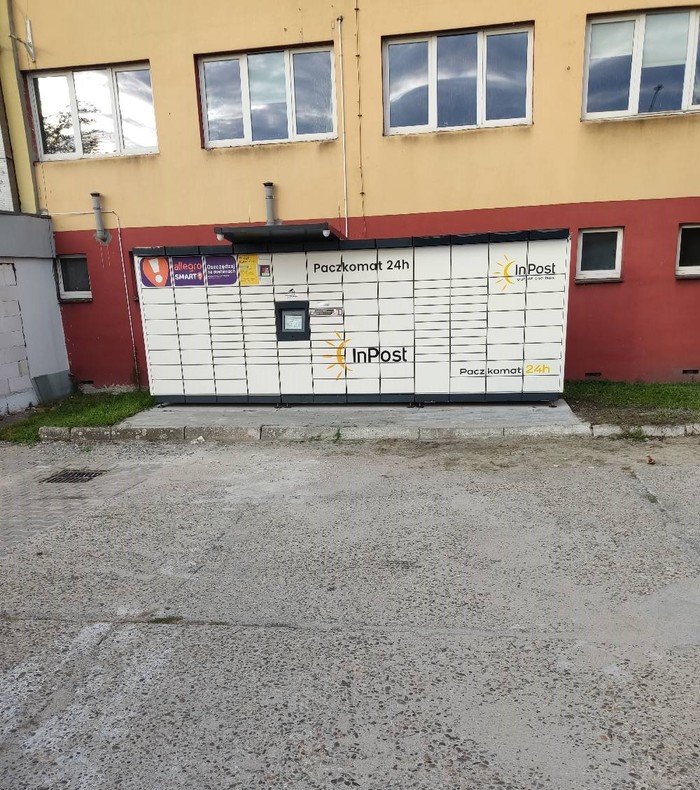 Paczkomat RAC14M Obok budynku