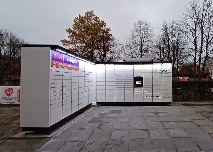 Paczkomat RAC16M na parkingu przy pawilonie handlowym