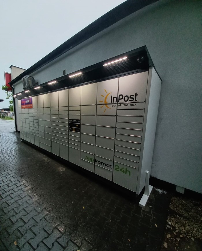 Paczkomat RAD01BAPP Boczna ściana pawilonu usługowego