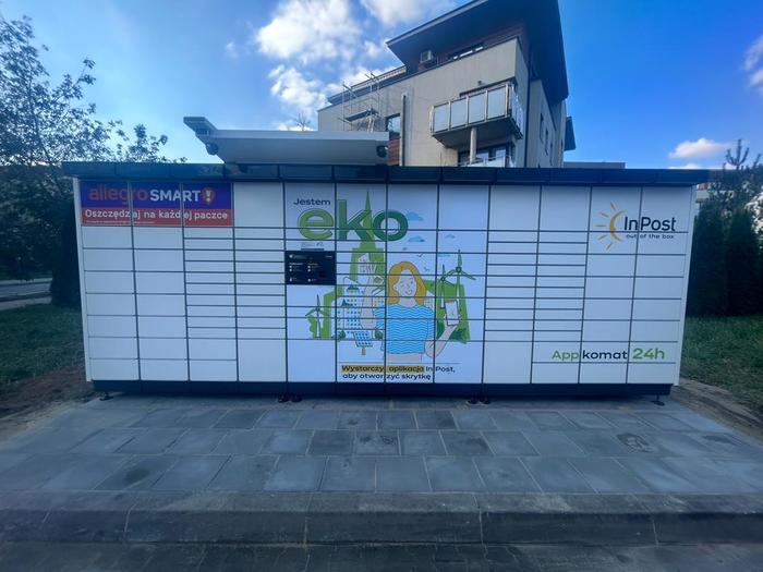 Paczkomat RAD03APP Na parkingu sklepu Stokrotka