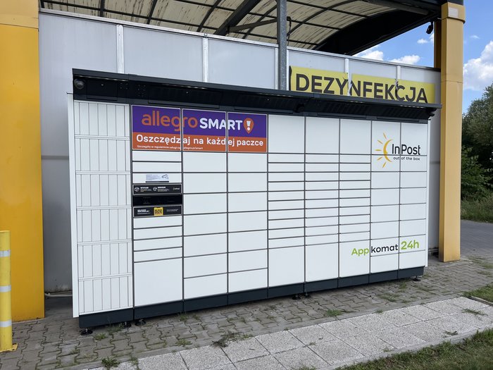 Paczkomat RAD04BAPP Na terenie Automyjni Carmax