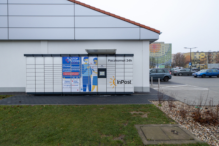 Paczkomat RAD07M Za sklepem Lidl, od strony parkingu