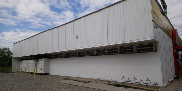 Paczkomat RAD08A Po lewej stronie od wejścia do sklepu PSS Społem