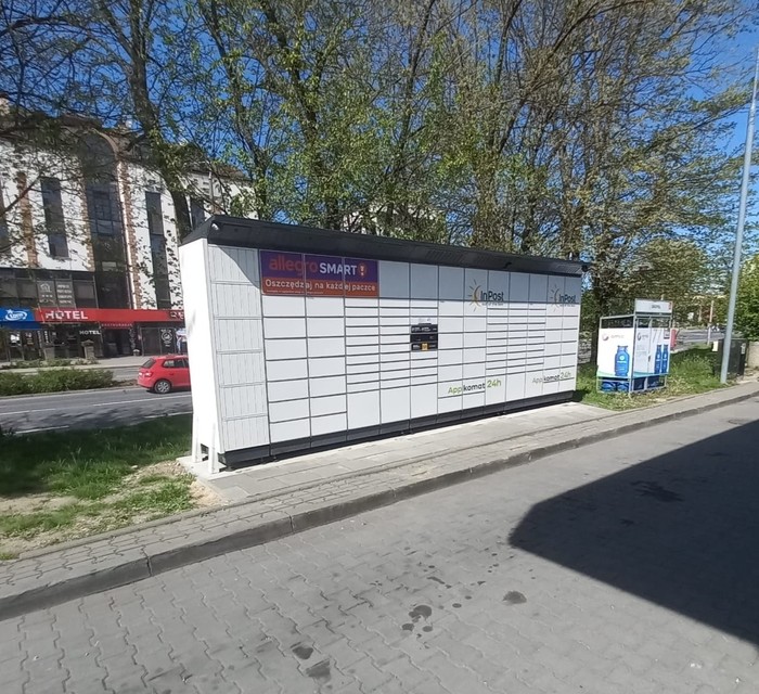 Paczkomat RAD09BAPP Na parkingu stacji Amic