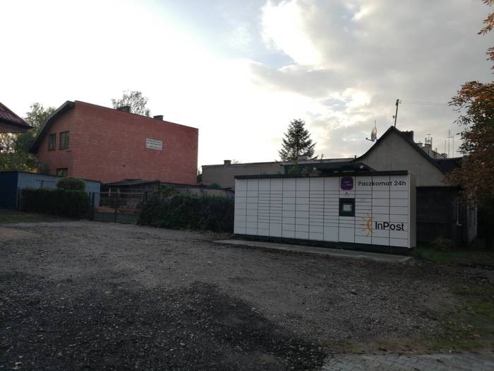 Paczkomat RAD09M Przy budynku na ulicy Młodzianowskiej 144