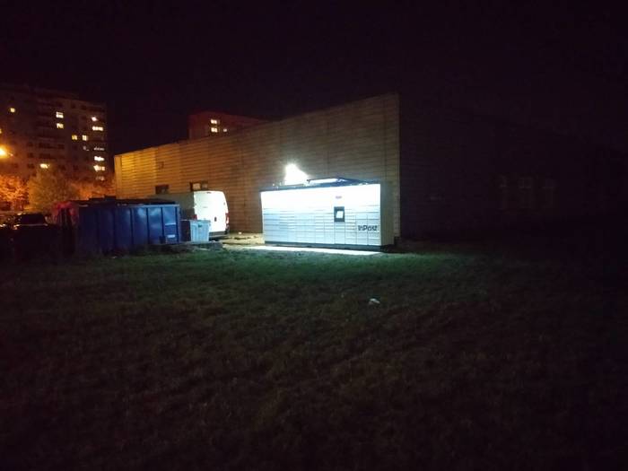 Paczkomat RAD14M Przy sklepie Społem od strony parkingu