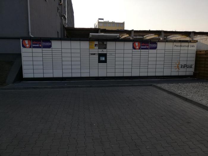 Paczkomat RAD15M Na parkingu Lidla