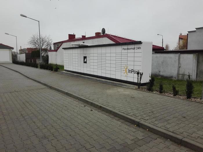 Paczkomat RAD16M Na parkingu sklepu Lidl