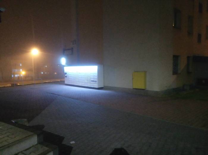 Paczkomat RAD21M Na ścianie budynku Czarnoleska 21