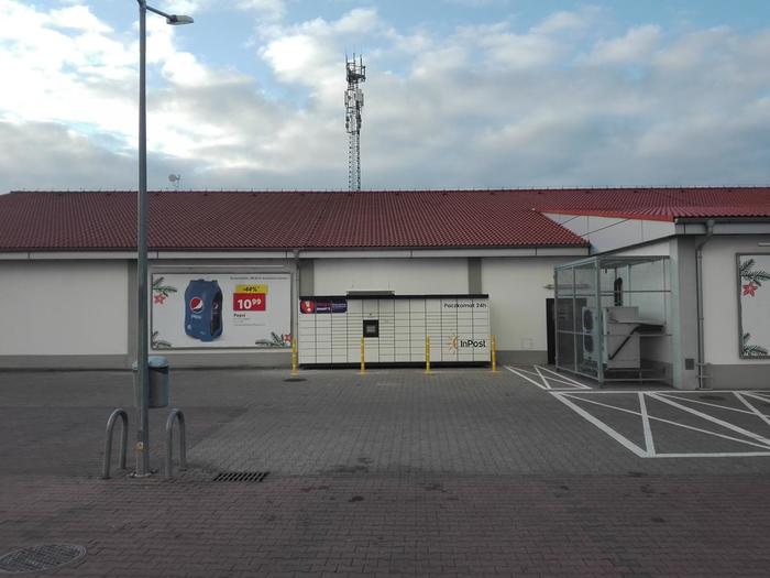 Paczkomat RAD23M Na parkingu sklepu Lidl