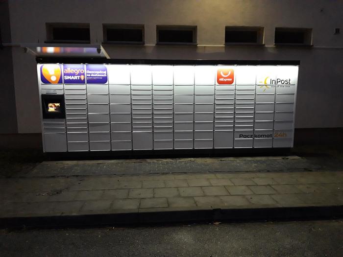 Paczkomat RAD32M Na tylnej ścianie klubu osiedlowego