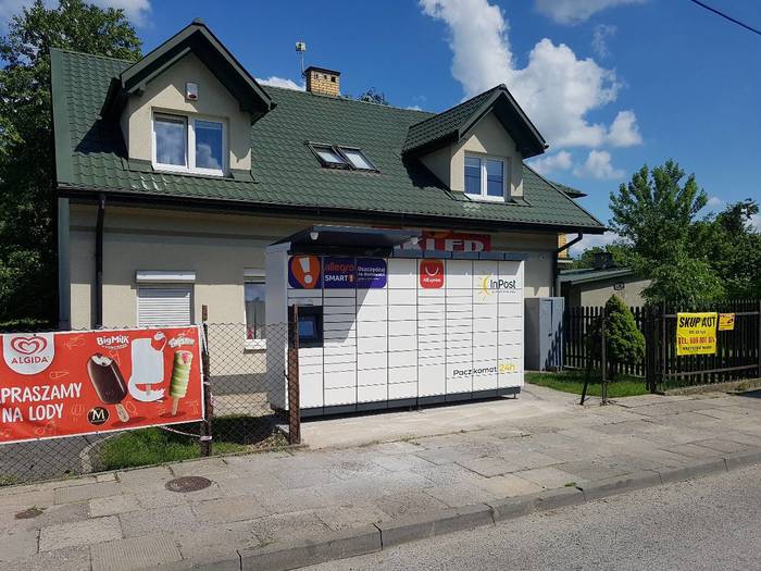 Paczkomat RAD37M Przed sklepem spożywczym