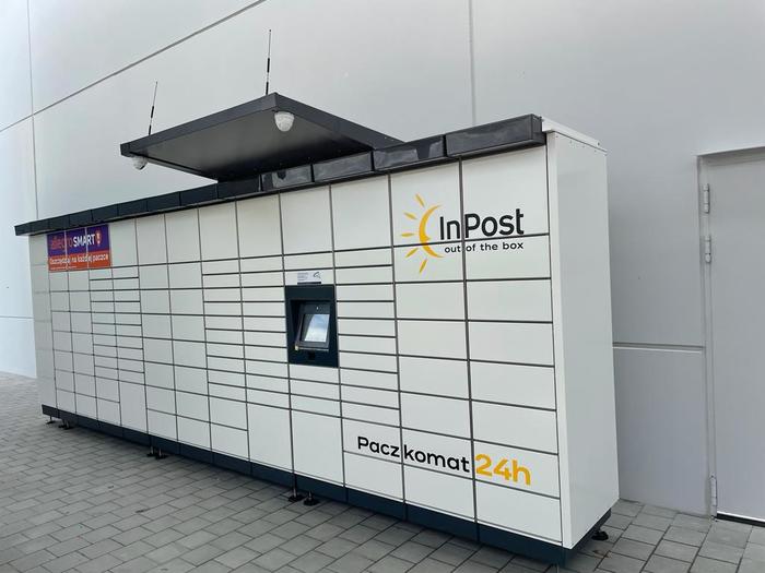 Paczkomat RAD61M Przy budynku po lewej stronie od wjazdu