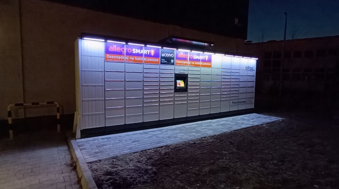 Paczkomat RAD66M Przy sklepie spożywczym