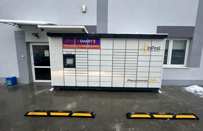 Paczkomat RAD69M Na parkingu przy Osiedlowej 9B