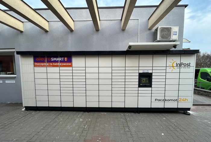 Paczkomat RAD73M Przy wejściu do Apteki